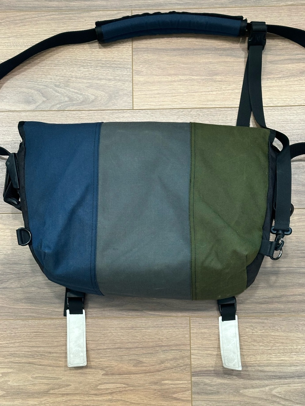 Timbuk2 Messenger Bag in Green/Gray/Blue Size Medium - Picture 3 of 11